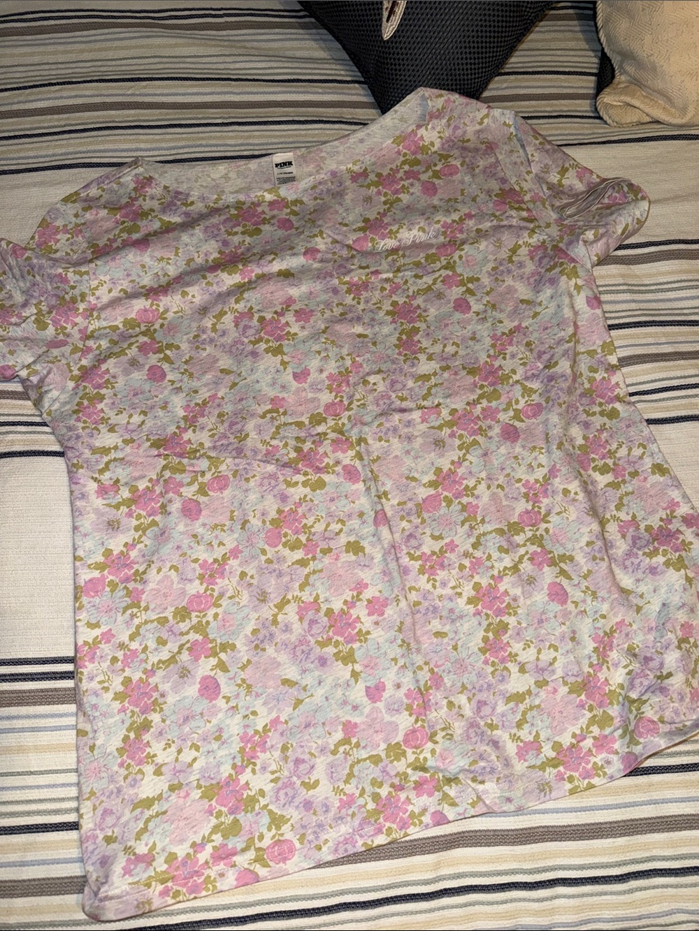 VS Pink Canpus Short-Sleeve Tee Large